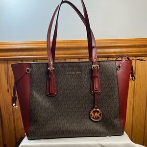 Labtop bag with few different compartments.